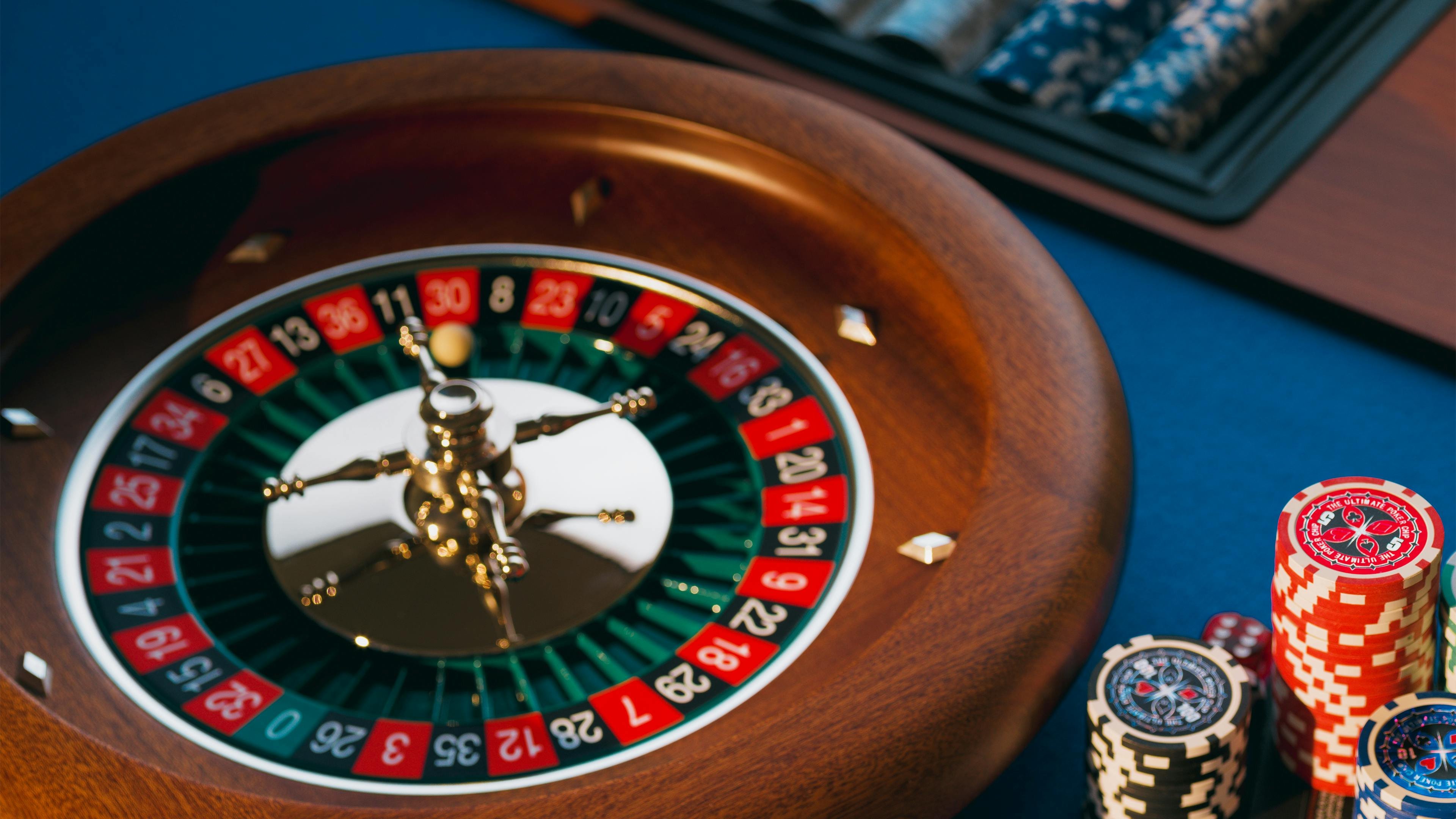 BM39 တိုက်ရိုက် ကာစီနို HD streaming studio တွင် Myanmar ဒီလာများ Live Baccarat ကစားပွဲ ဦးဆောင်နေသည့်မြင်ကွင်း